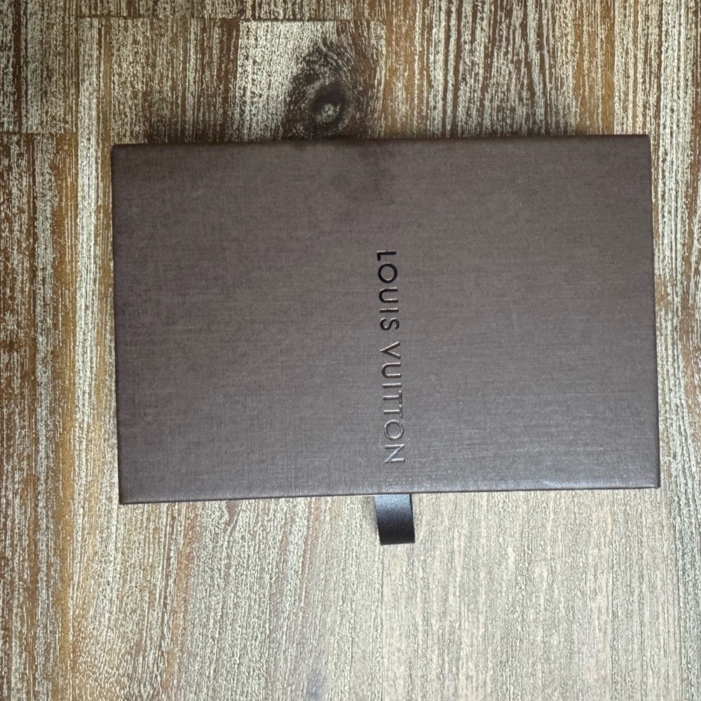 Louis Vuitton small box. Pristine condition. with dust bag.